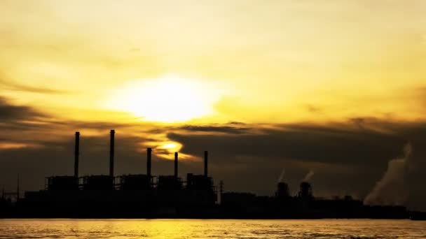 Elektrische elektriciteitscentrale bij zonsopgang, time-lapse — Stockvideo