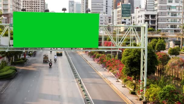 Пустой рекламный щит с движущимся автомобилем — стоковое видео
