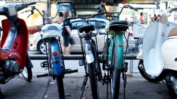 Bicicletas en la ciudad — Vídeos de Stock