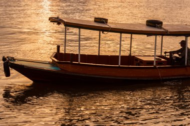 Tekne ve gün batımı