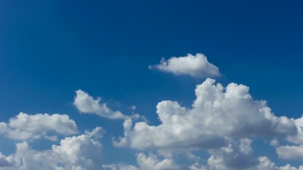 Tiro de lapso de tempo de nuvens brancas fofas — Vídeo de Stock