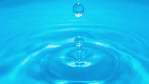 Schoon water en waterdruppels in time-lapse — Stockvideo