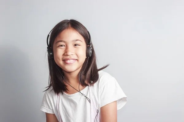 Kleines Mädchen mit Kopfhörer — Stockfoto