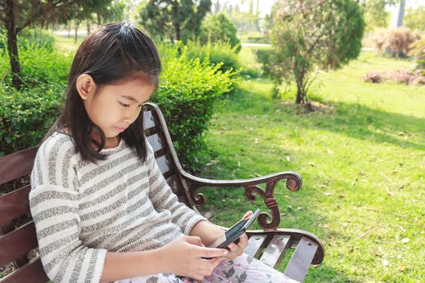 Маленька дівчинка використовує цифровий планшет в парі — стокове фото