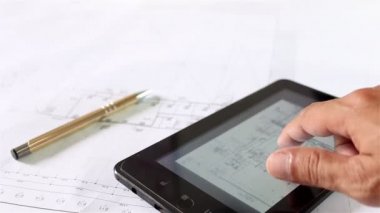 tablet pc kullanma planları ile çalışırken mühendis