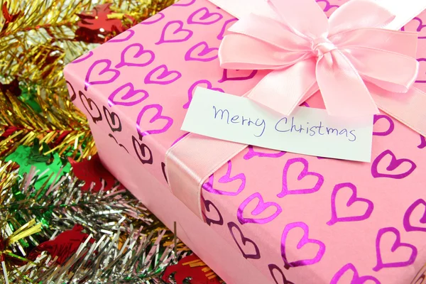 Caja de regalo con alegre etiqueta de Navidad — Foto de Stock