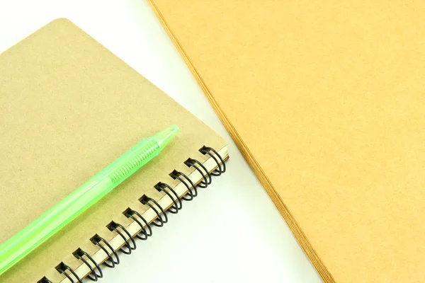 Cuaderno y sobre sobre fondo blanco —  Fotos de Stock