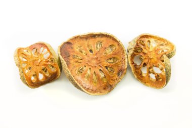 Bael beyaz zemin üzerine dilimlenmiş