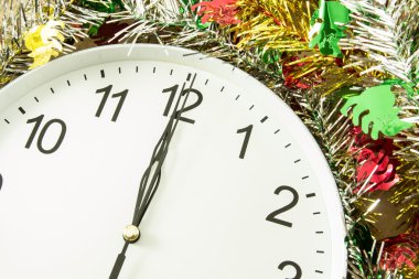 Saat oniki yönünde Noel dekorasyonu ile