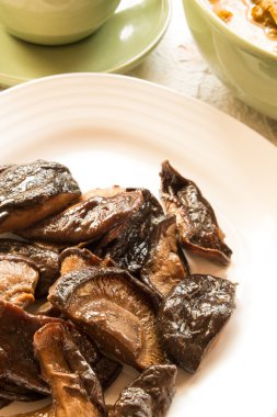 Kızarmış shiitake mantar