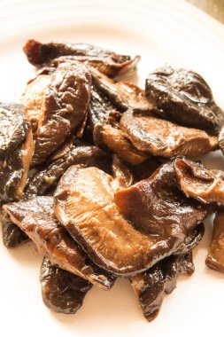 Kızarmış shiitake mantar