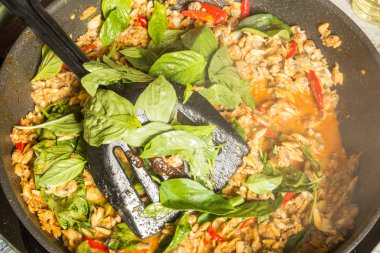 pişirme acılı karıştırın kızarmış istiridye fesleğen ile