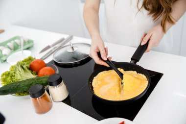 Kadın sebzeli omlet pişiriyor.. 