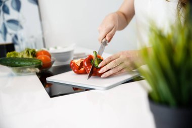 Kadın sebzeli salata pişiriyor.. 