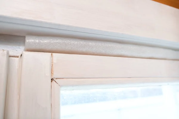 Izolowane stare ramy okienne zapobiegające wyciekom ciepła i przeciągom, przygotowujące dom na zimę i zimno — Zdjęcie stockowe