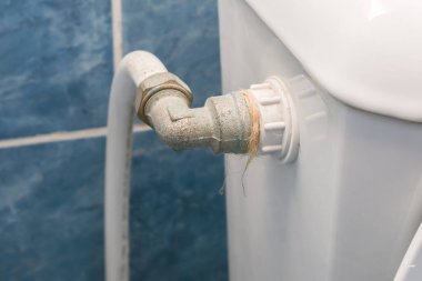 Su borusu ve metal köşeli bir tuvalet tankına bağlanıyor.