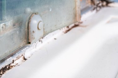 Küf mantarı ve pas, küf eklemlerinde, nemli, kötü havalandırılmış banyoda, yüksek nem, nem, nem ve rutubet sorunu olan banyo ve duş alanlarında büyüyor.