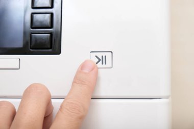 Kadın el ile başlat düğmesine bas çamaşır makinesinin durdurma, çamaşır makinesinin devre kesme ya da başlatma, başlat