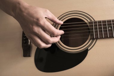 Gitar çalan bir kadın el yakın çekim, kendi kendine eğitim ve müzik öğretici konsept çalıyor..