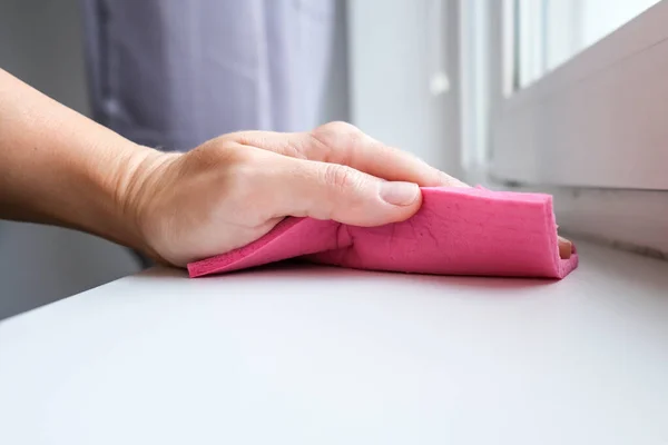 Καθαρισμός Περβάζι Παραθύρου Ροζ Ξεσκονόπανο Από Χέρι Μιας Γυναίκας Ξέπλυμα — Φωτογραφία Αρχείου