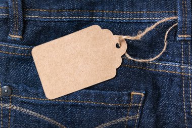 Koyu mavi kot arka plan, satış ve indirim konsepti üzerinde boş etiket.