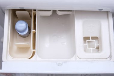 Modern bir çamaşır makinesi boş bir çekmece deterjan ve çamaşır deterjanı için bir çamaşır makinesi..