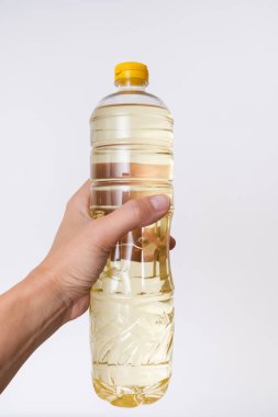 Beyaz arka planda yemek pişirmek için plastik bir şişe ayçiçeği yağı..