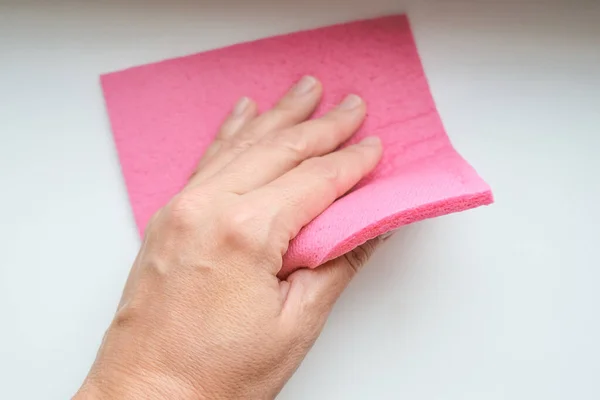 Czyszczenie Parapetu Różowym Odkurzaczem Rękę Kobiety Zmywanie Brudu Kurzu Domu — Zdjęcie stockowe