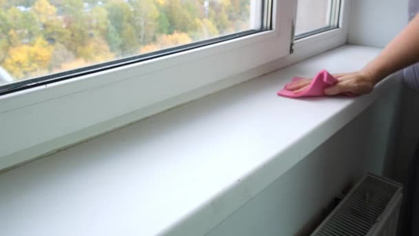 Pencere Pervazını Bir Kadının Eliyle Silmek Evdeki Toz Kiri Temizlemek — Stok video