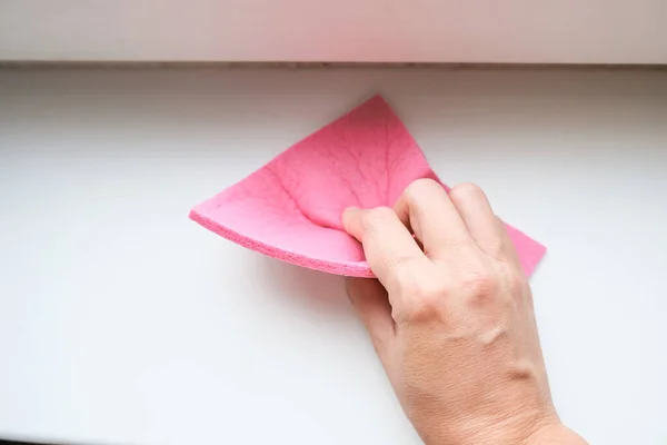 Limpieza Del Alféizar Ventana Lavado Con Plumero Rosa Por Mano — Foto de Stock