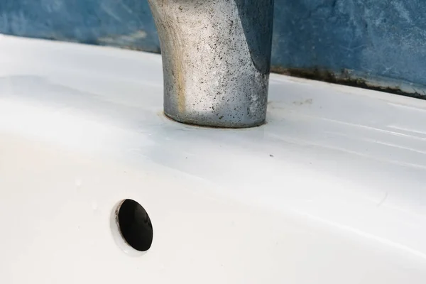 Část Špinavého Kohoutku Vápencem Kalcifikovaný Vodovodní Kohoutek Váhou Umyvadle Koupelně — Stock fotografie