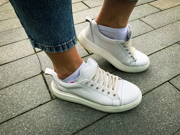 Piernas Mujer Con Zapatillas Deporte Atadas Cuero Blanco Aire Libre —  Fotos de Stock