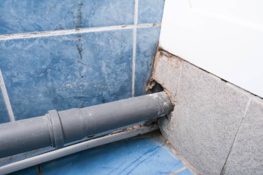 Evdeki kanalizasyon boruları, gri polipropilen boruların bağlantısı ve duş gideri..