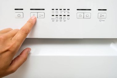 Bulaşık makinesinin düzgün bir yıkama makinesini seçmek, kadın düğmeye basmak, su ve elektrik tasarrufu