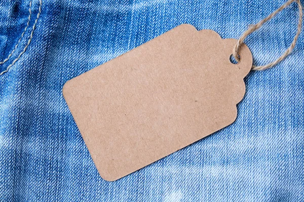 Etiqueta artesanal en blanco sobre fondo jeans, venta y concepto de descuento — Foto de Stock