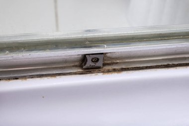 Küf mantarı ve pas, küf eklemlerinde, nemli, kötü havalandırılmış banyoda, yüksek nem, nem, nem ve rutubet sorunu olan banyo ve duş alanlarında büyüyor..