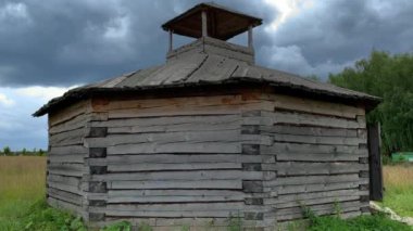 Bir insan eski püskü, yıpranmış, penceresi olmayan ahşap bir kır evine gelir. Yazın altıgen bir yapı inşa eder. Birinci şahıstan otantik ahşap bir yapı manzarasını inceler.
