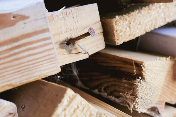 Stos odpadów stolarskich wykorzystywany jako drewno opałowe, zrównoważone, racjonalne i skuteczne wykorzystanie drewna do ogrzewania domu — Zdjęcie stockowe