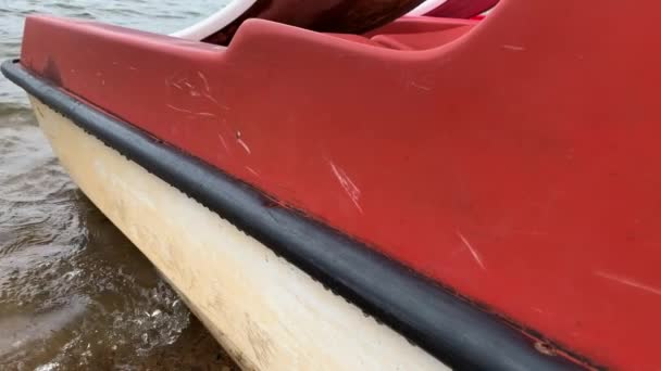 Katamaran, papan perahu di atas air dengan gelombang, berlayar di musim gugur, cuaca buruk — Stok Video