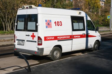 MOSCOW, RUSSIA - 12 EYLÜL 2021: Sonbahar zamanı şehir sokaklarında ambulans.