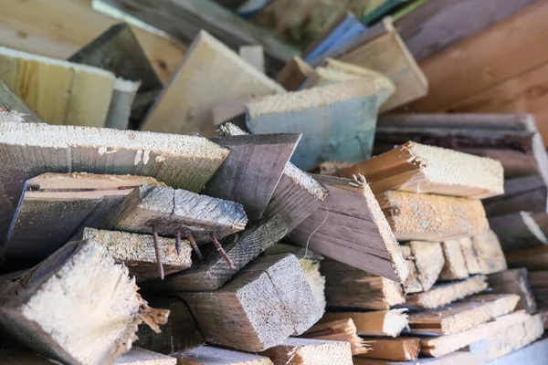 Une pile de déchets de charpenterie utilisant comme bois de chauffage, une utilisation durable, rationnelle et efficace du bois pour le chauffage de la maison, des déchets faibles et des technologies sans déchets pour économiser les ressources et l'écénomie — Photo