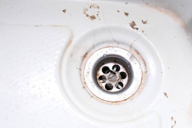 Bir lavabo drenaj delik kireç veya kireç ve pas üzerine, kirli paslı banyo küveti