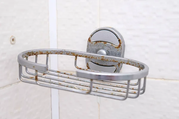 녹슨 금속 욕조 액세서리, 습도가 높아 손상된 샤워기 — 스톡 사진