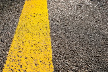 Sarı katı çizgi, asfalt yolda yol izi, doğru yön ve başarı konsepti, boşluğu kopyala.