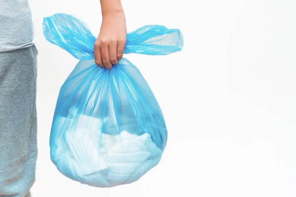 Adolescente Sosteniendo Una Gran Bolsa Plastuc Ropa Para Reciclaje Espacio — Foto de Stock