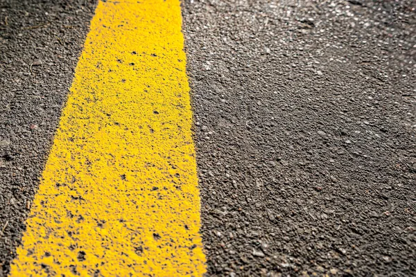Línea Sólida Amarilla Marca Carretera Camino Asfalto Dirección Correcta Concepto — Foto de Stock