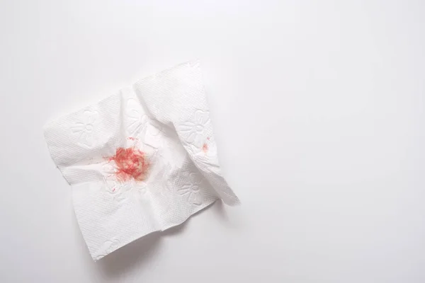 Αίμα σε χρησιμοποιημένο χαρτί υγείας σε λευκό φόντο, πρωκτική αιμορραγία και αιμορροΐδης έννοια — Φωτογραφία Αρχείου