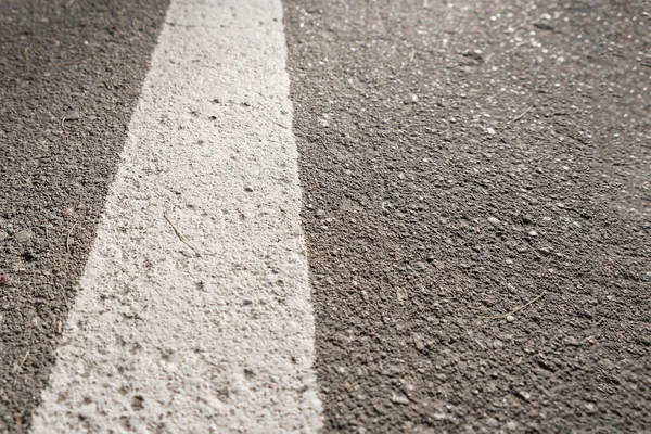 Línea sólida blanca, marca de carretera en camino de asfalto, dirección correcta y concepto de éxito, espacio de copia — Foto de Stock