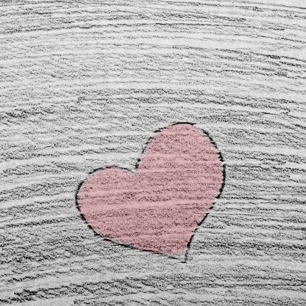 Рука намальована червоне серце як символ любові та валентинки день на рифленому олівці намальованому фоні — стокове фото