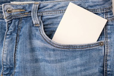 Beyaz etiket, bilgi içeren kart kot pantolon cebinde fotokopi alanı, satış ve indirim kavramı